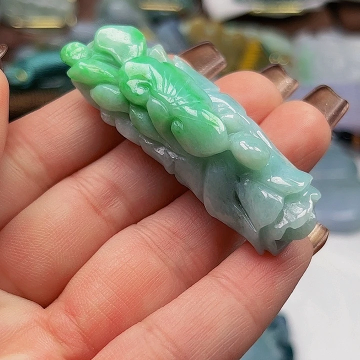 翡翠未镶嵌颈饰挂件