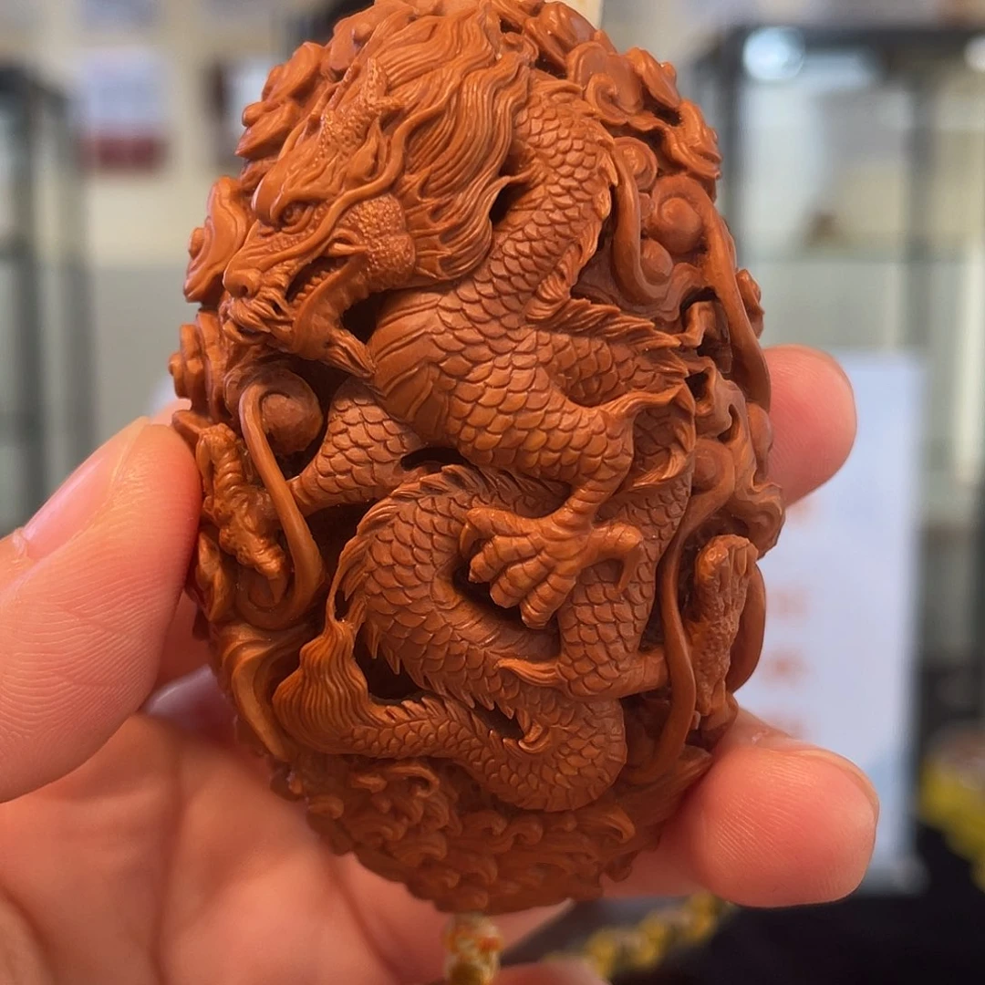 橄榄核动态镂空二龙戏珠核雕作品