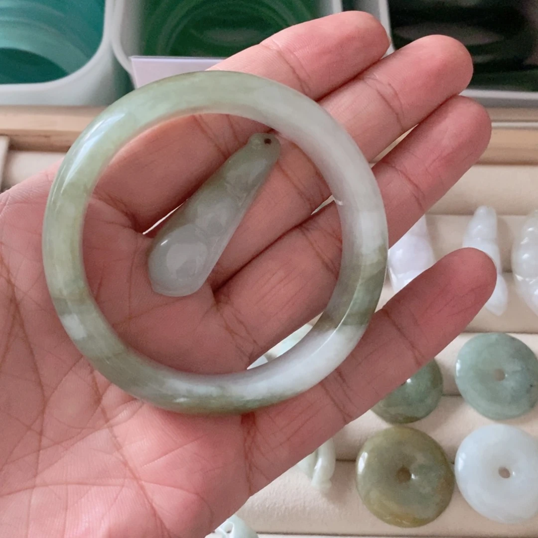 翡翠未镶嵌颈饰搭配