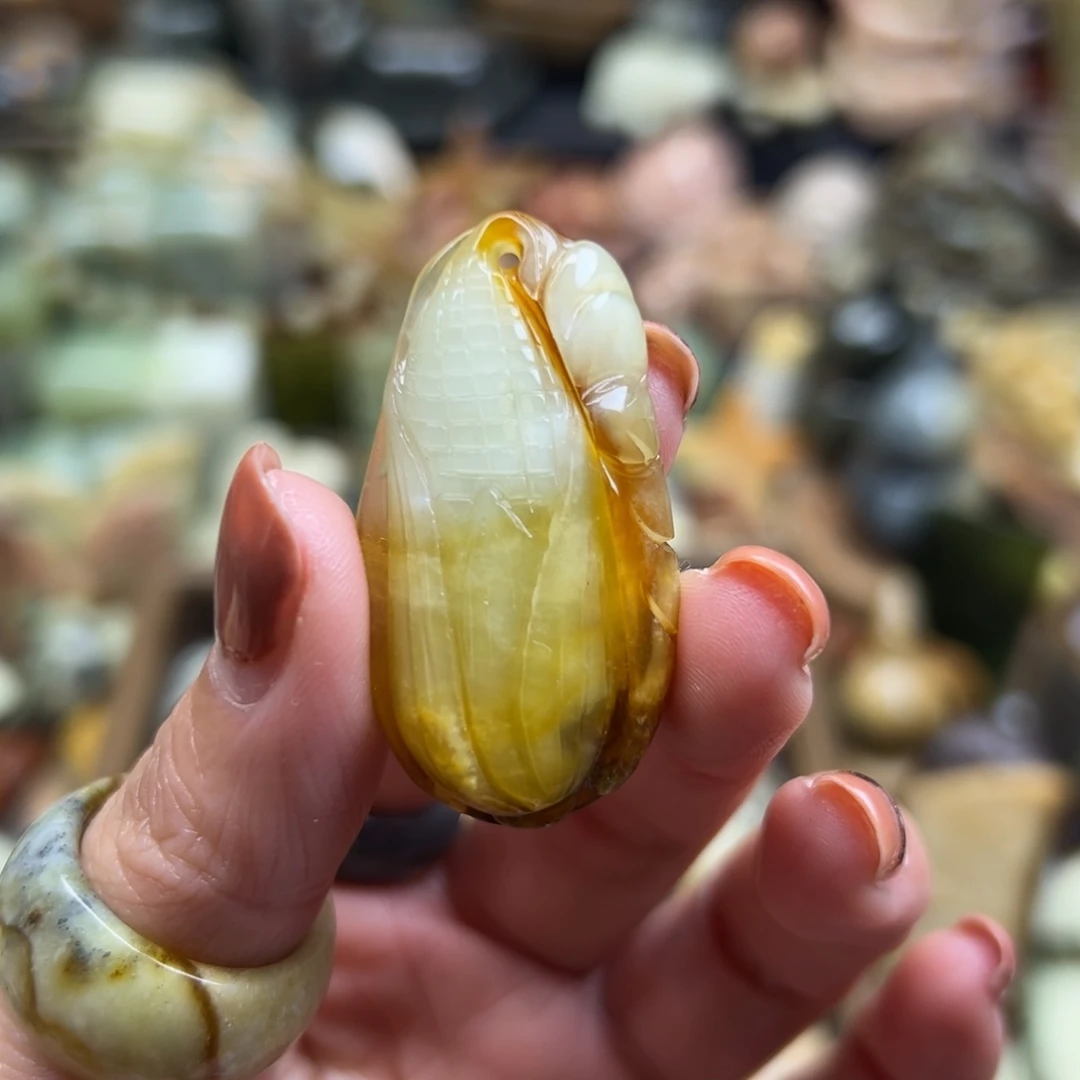 岫玉未镶嵌颈饰玉石王小玉米