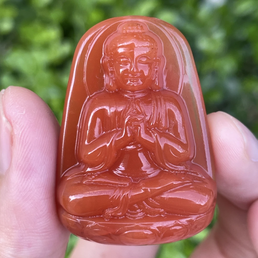 精品南红大日如来吊坠，颜色红润，精工雕刻，尺寸28.5x41x12.5mm