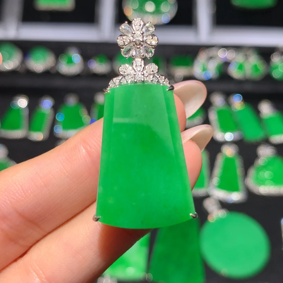 翡翠18K金镶嵌颈饰翡翠