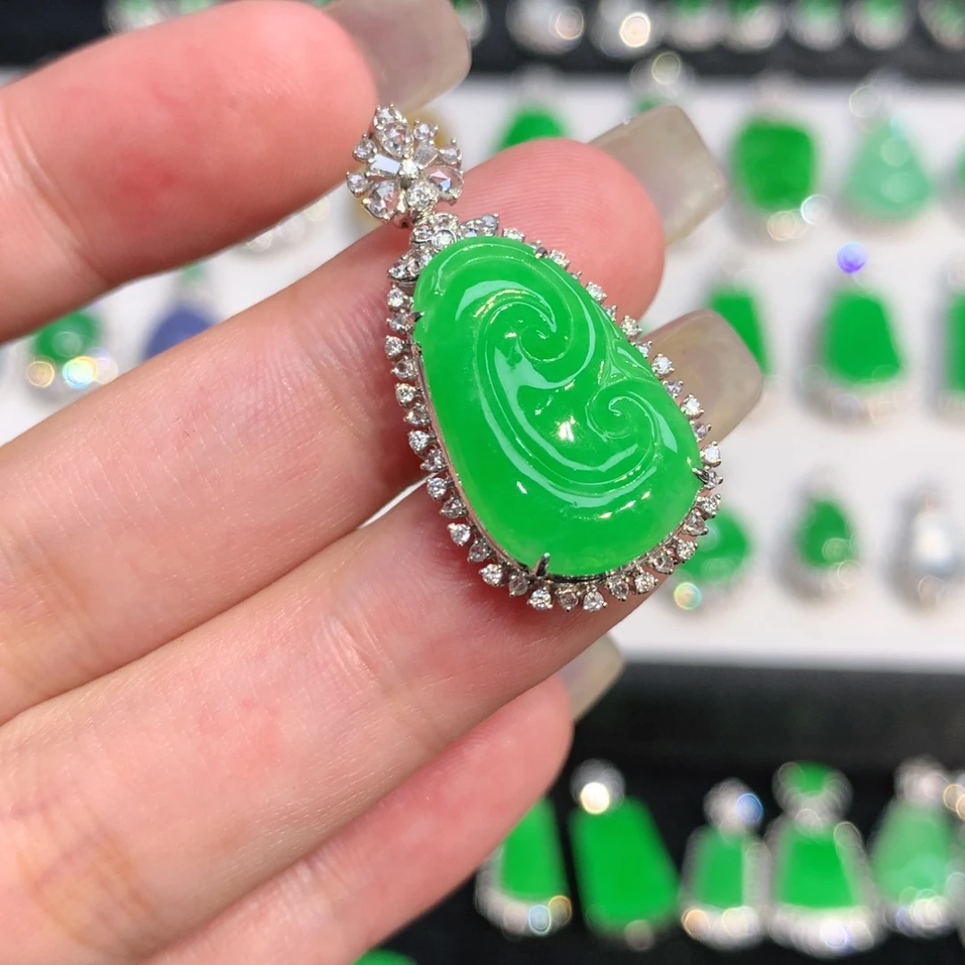 翡翠18K金镶嵌颈饰吊坠