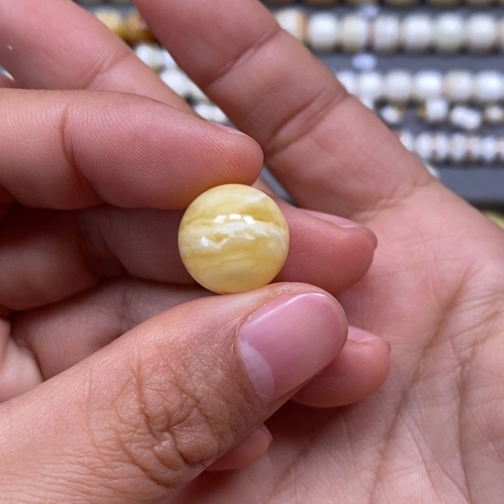 小***剧琥珀未镶嵌裸石圆珠
