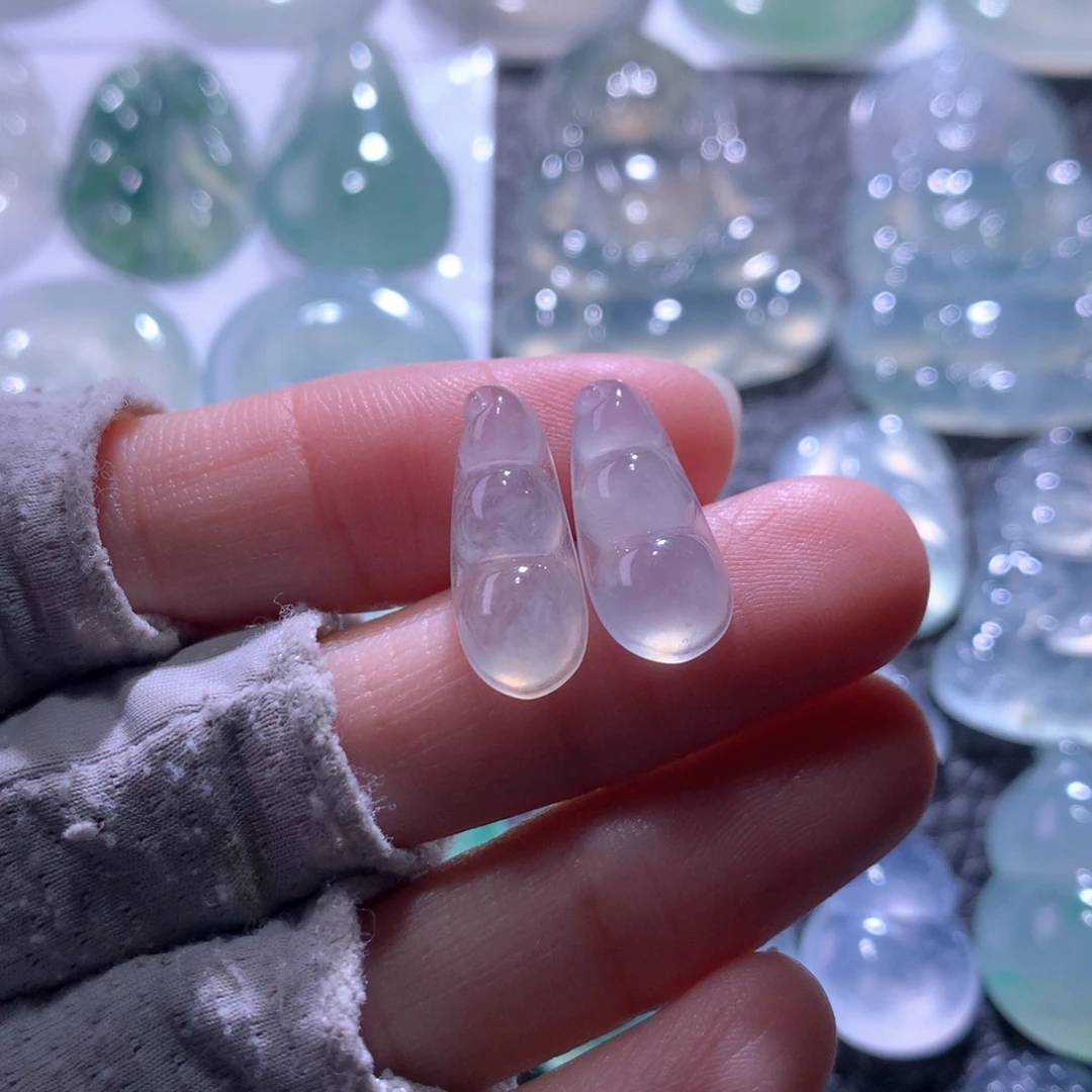 翡翠未镶嵌颈饰一对