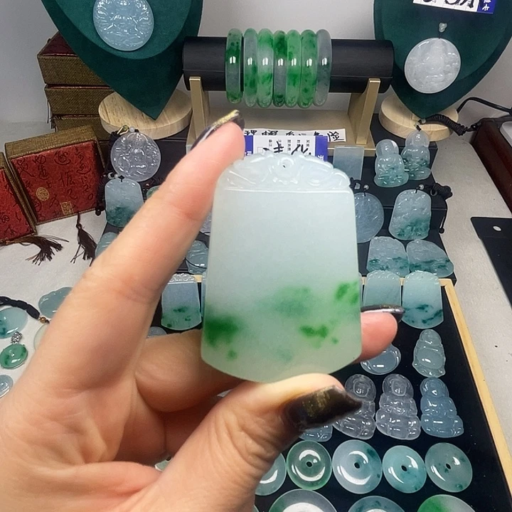 翡翠未镶嵌颈饰无事牌