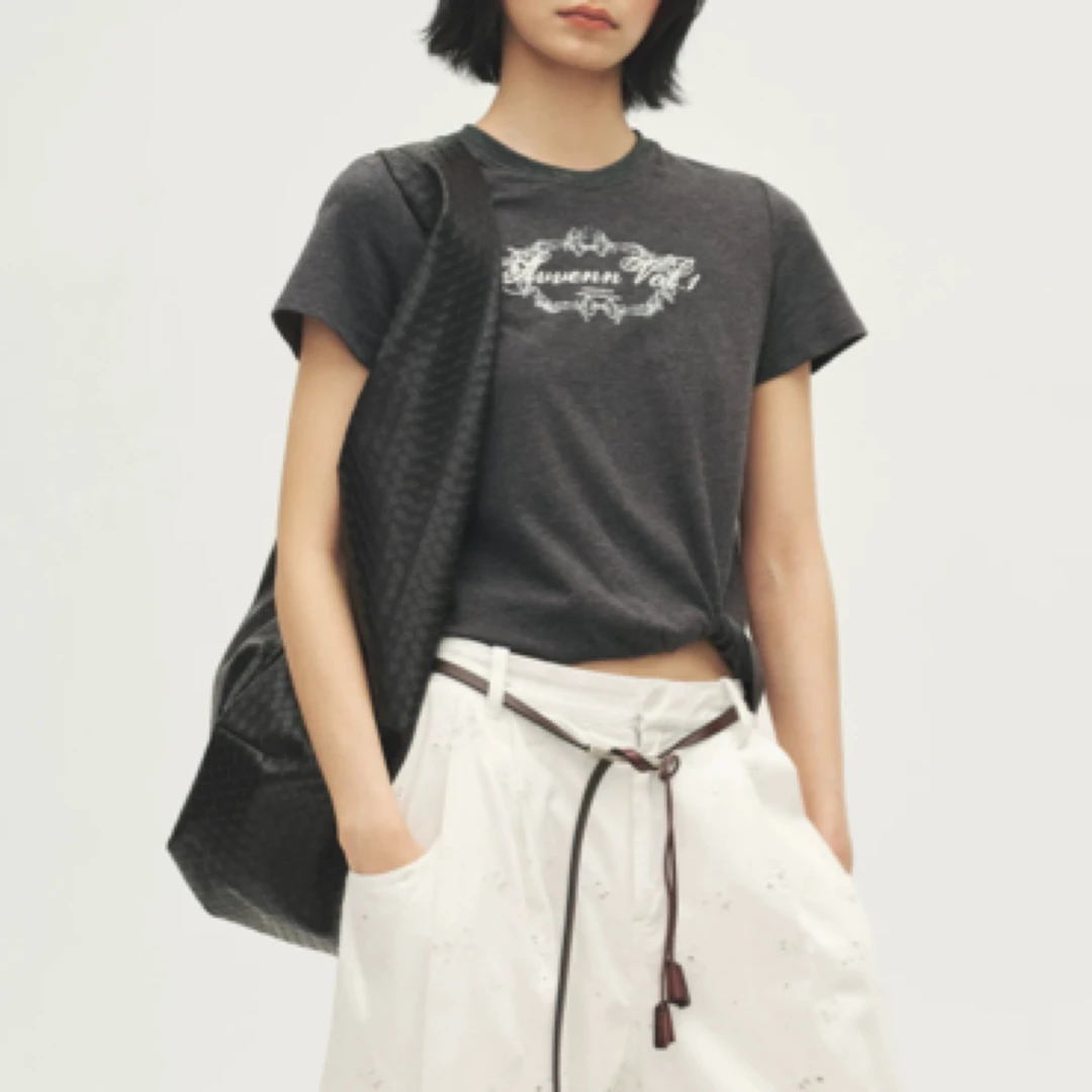 现货 AVV 2025秋季新品微修身扭结透气棉感修腰显瘦T恤