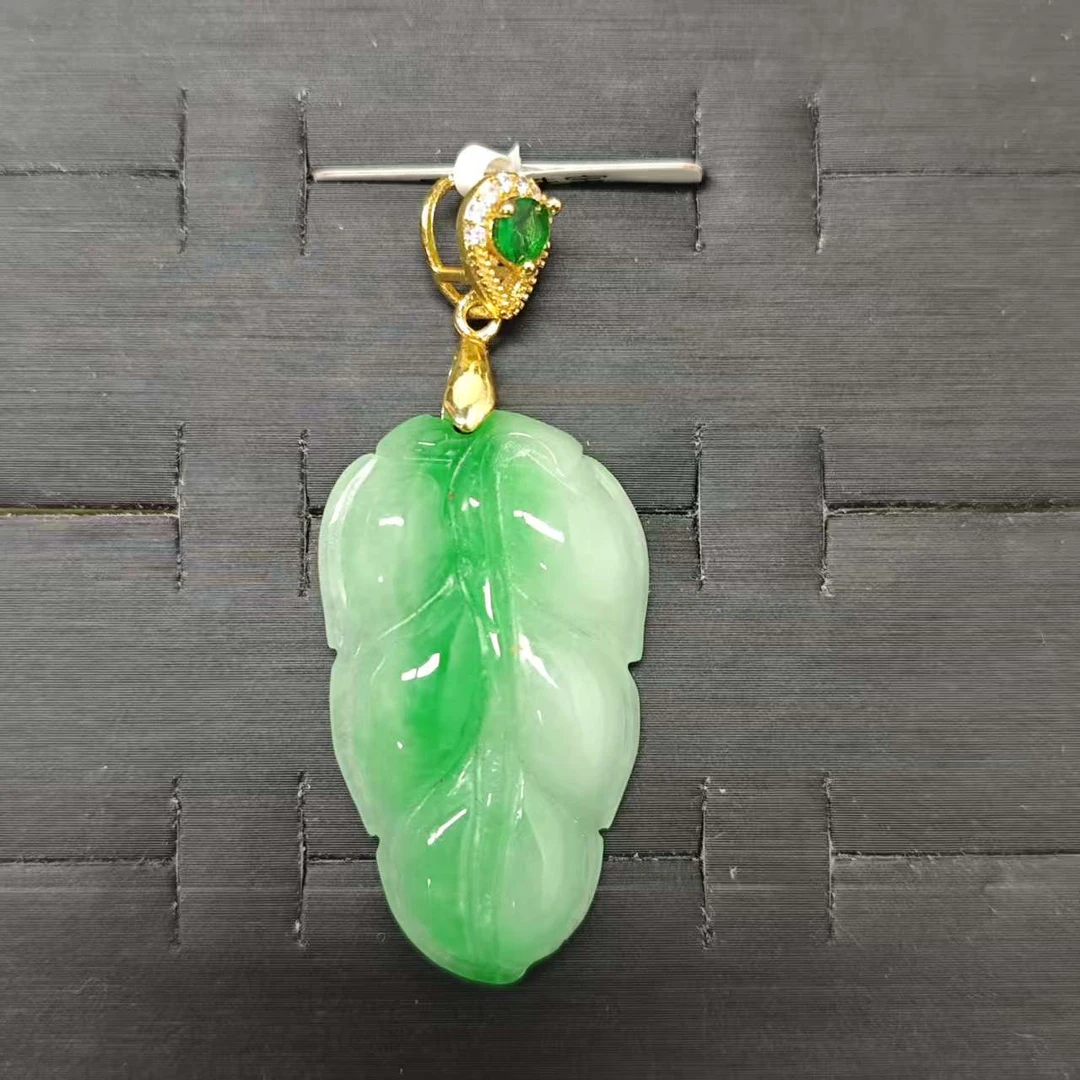 飘绿翠色树叶玉石吊坠