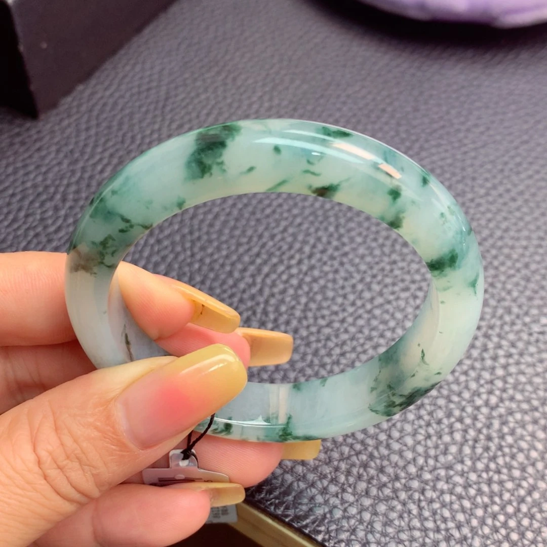 翡翠手镯未镶嵌缅甸
