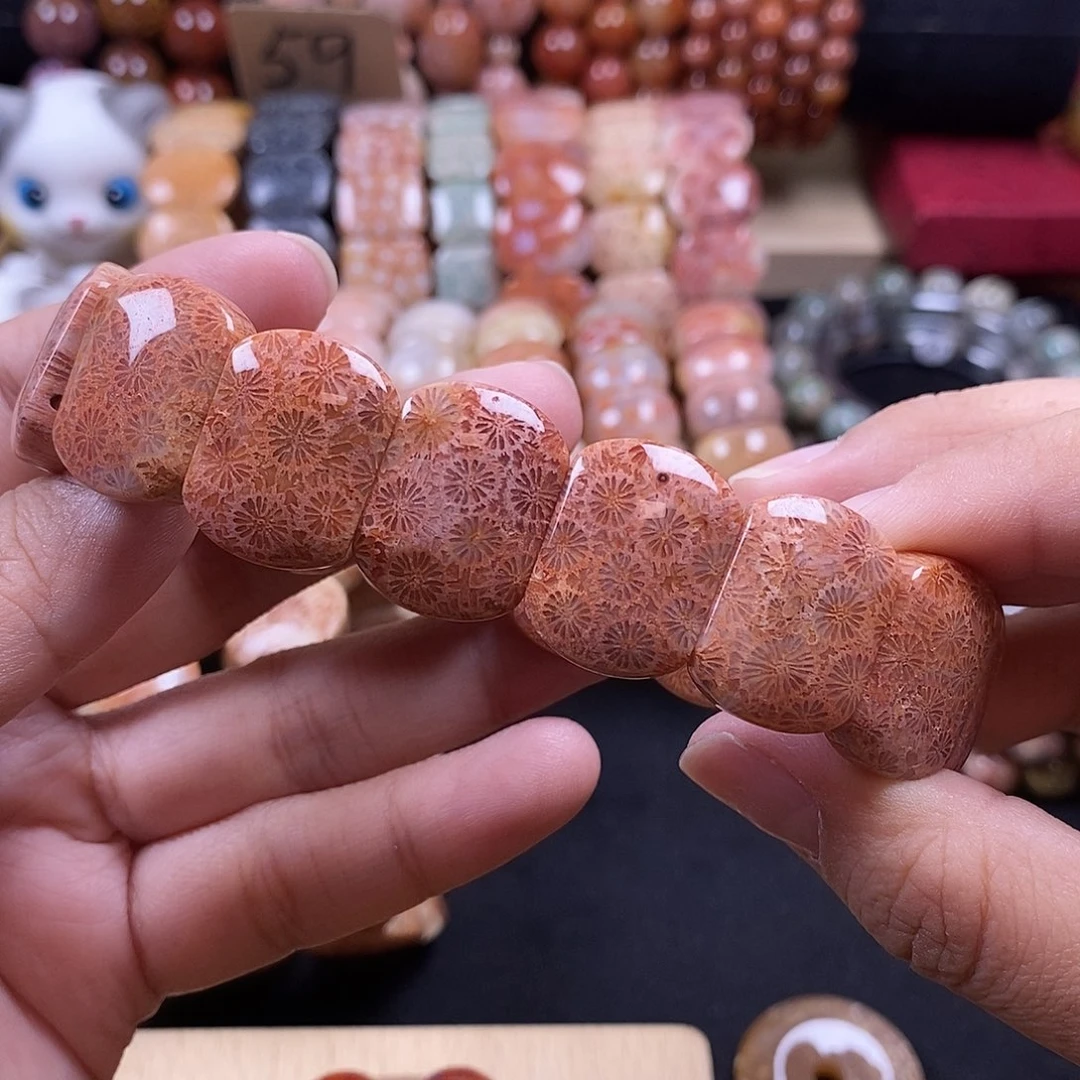 硅化珊瑚（珊瑚玉）手牌未镶嵌满花 44