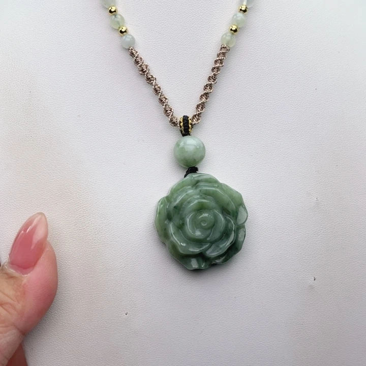 透闪石-蛇纹石玉未镶嵌颈饰