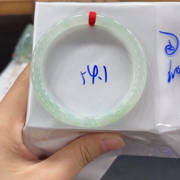 翡翠手镯未镶嵌翡翠