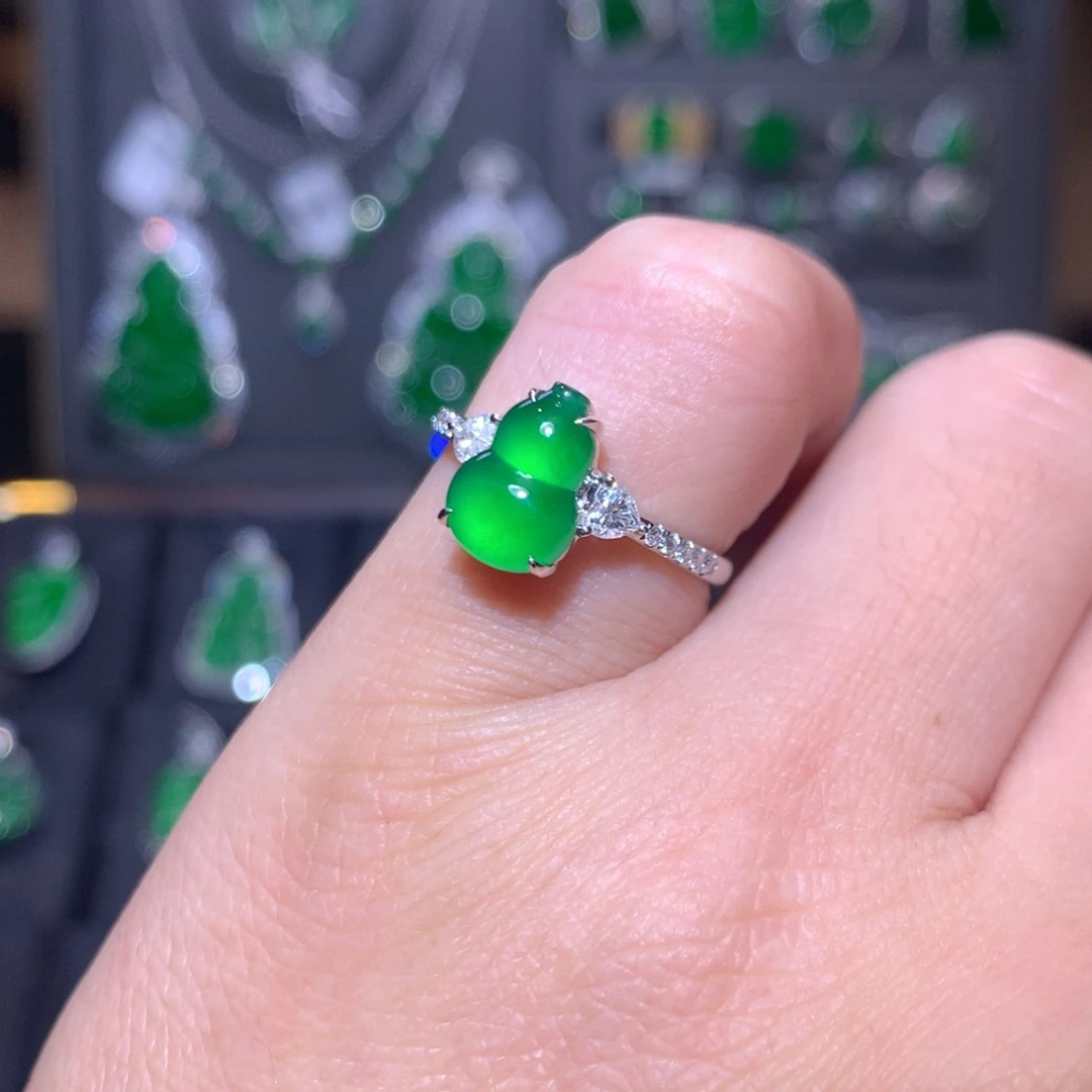 18K金镶嵌戒指翡翠葫芦