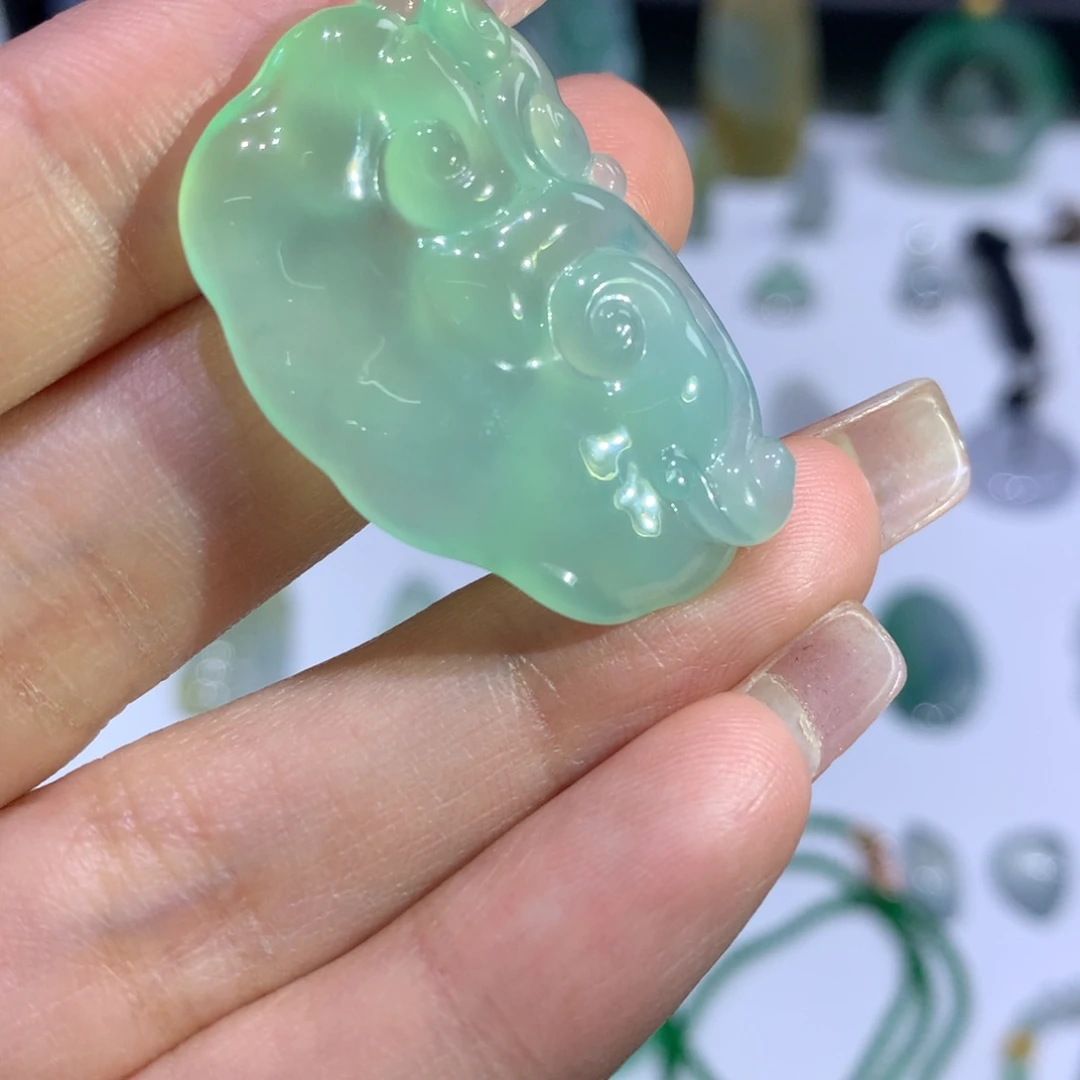 翡翠颈饰未镶嵌如意