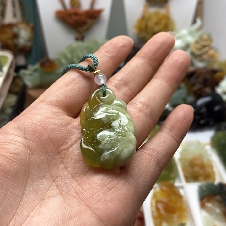 蛇纹石玉未镶嵌颈饰