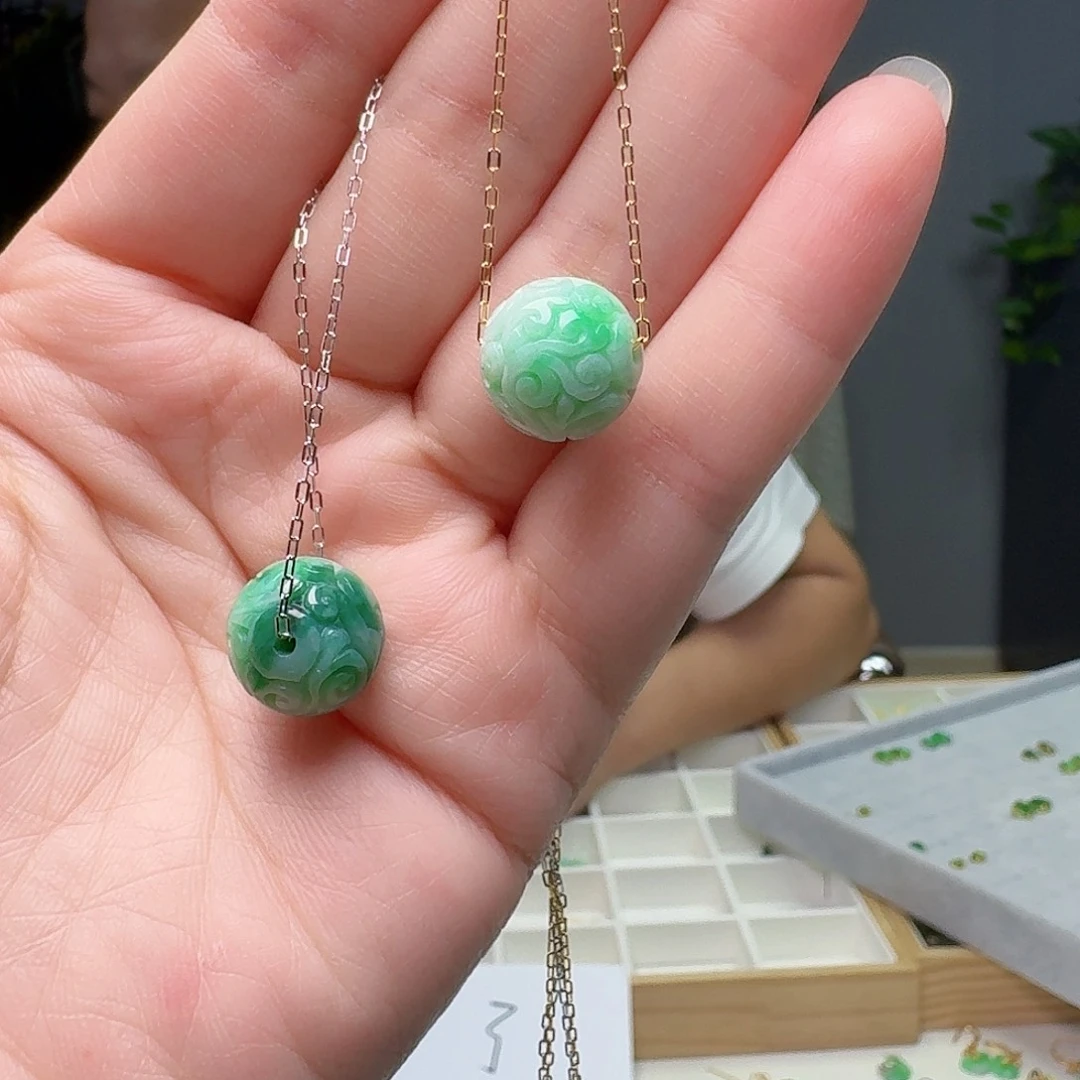 翡翠未镶嵌吊坠(赠链)多样性发货其一