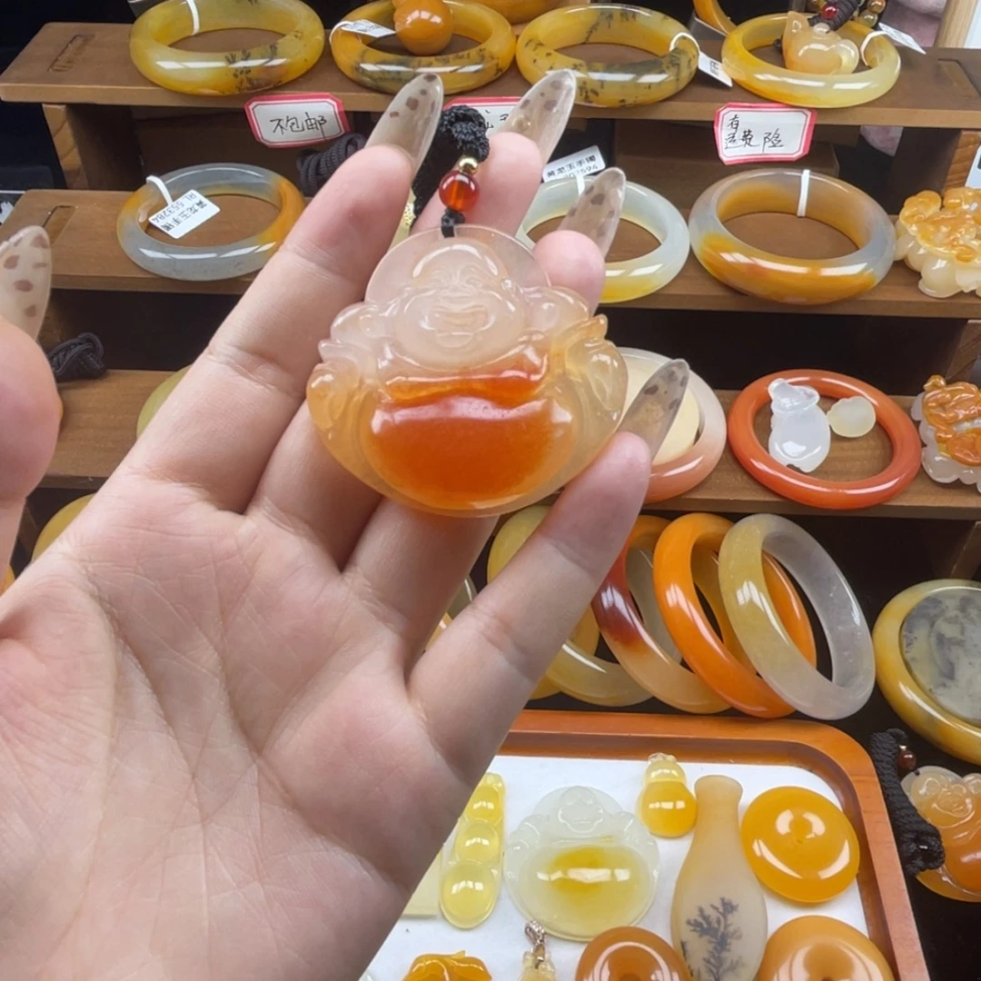 未镶嵌石英质玉（黄龙玉）颈饰