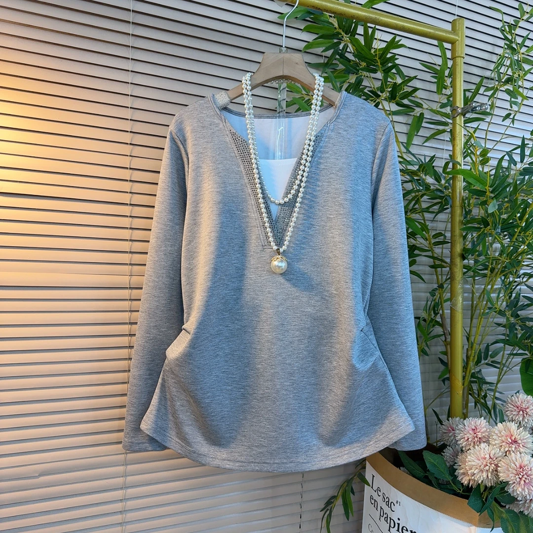 86011胖mm欧货时尚潮流洋气V领重工钻掐褶显瘦设计感气质百搭衫