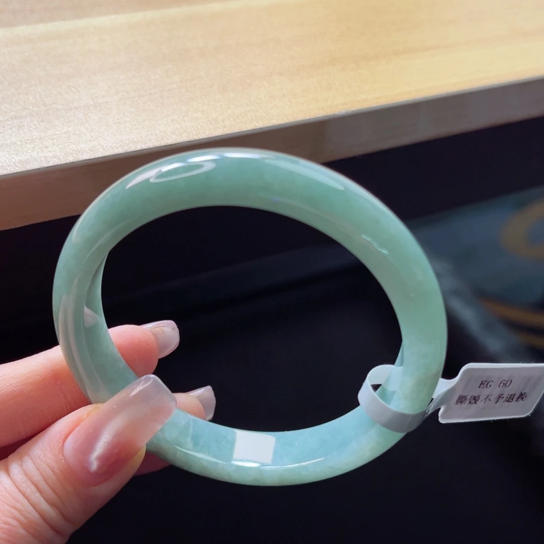 翡翠手镯未镶嵌手镯