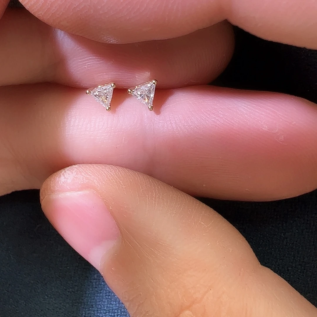 钻石戒托18K金镶嵌一对三角8分单钻直针含耳堵