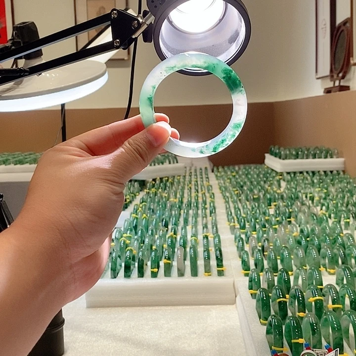 石英质玉手镯未镶嵌