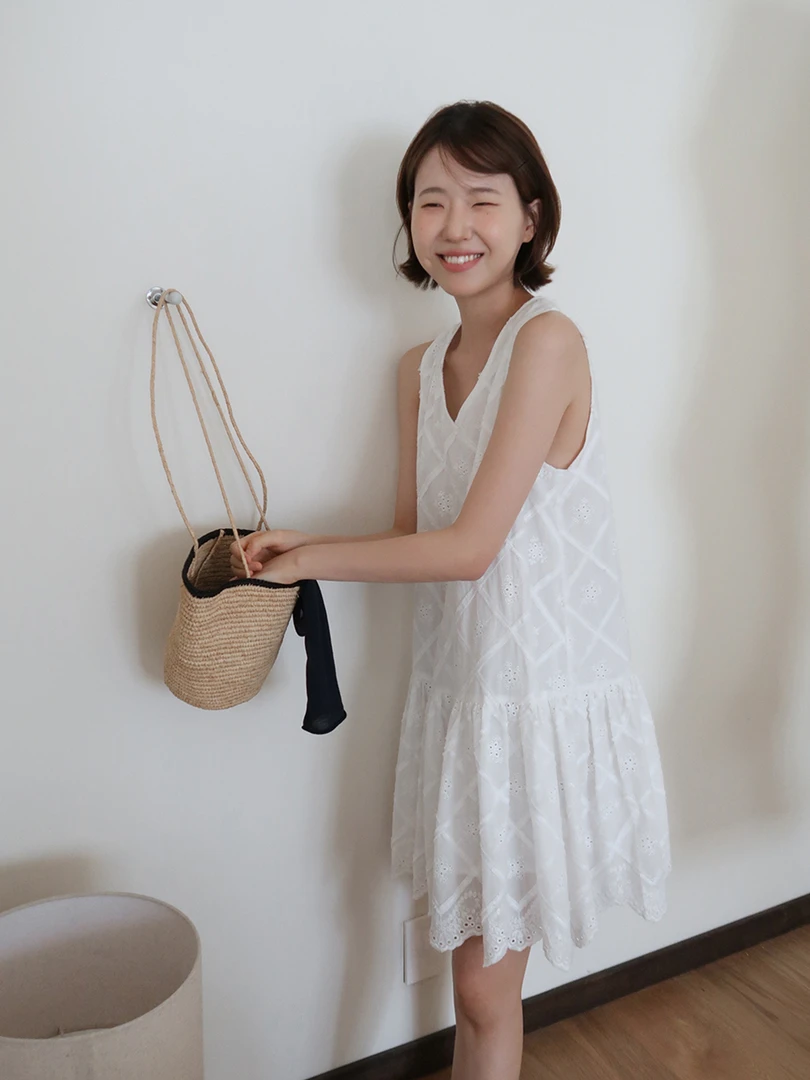 【素简】 夏季新款时尚都市女孩大V领镂空钩花菱格背心裙01131