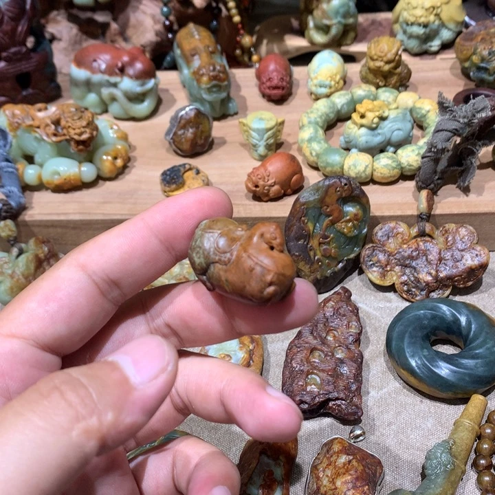 未镶嵌岫岩河磨玉（透闪石质玉）挂件