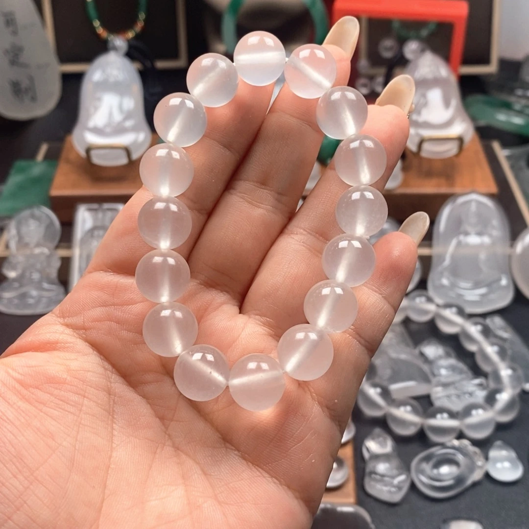 吴***胜石英质玉未镶嵌颈饰