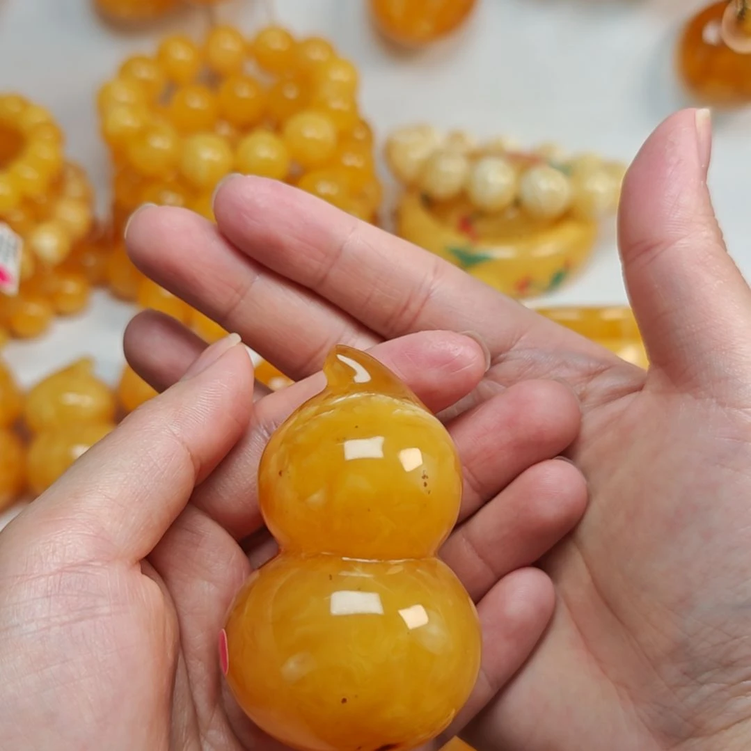 琥珀颈饰未镶嵌。