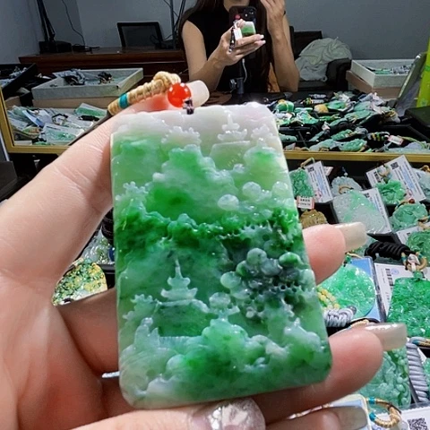 翡翠未镶嵌颈饰一个