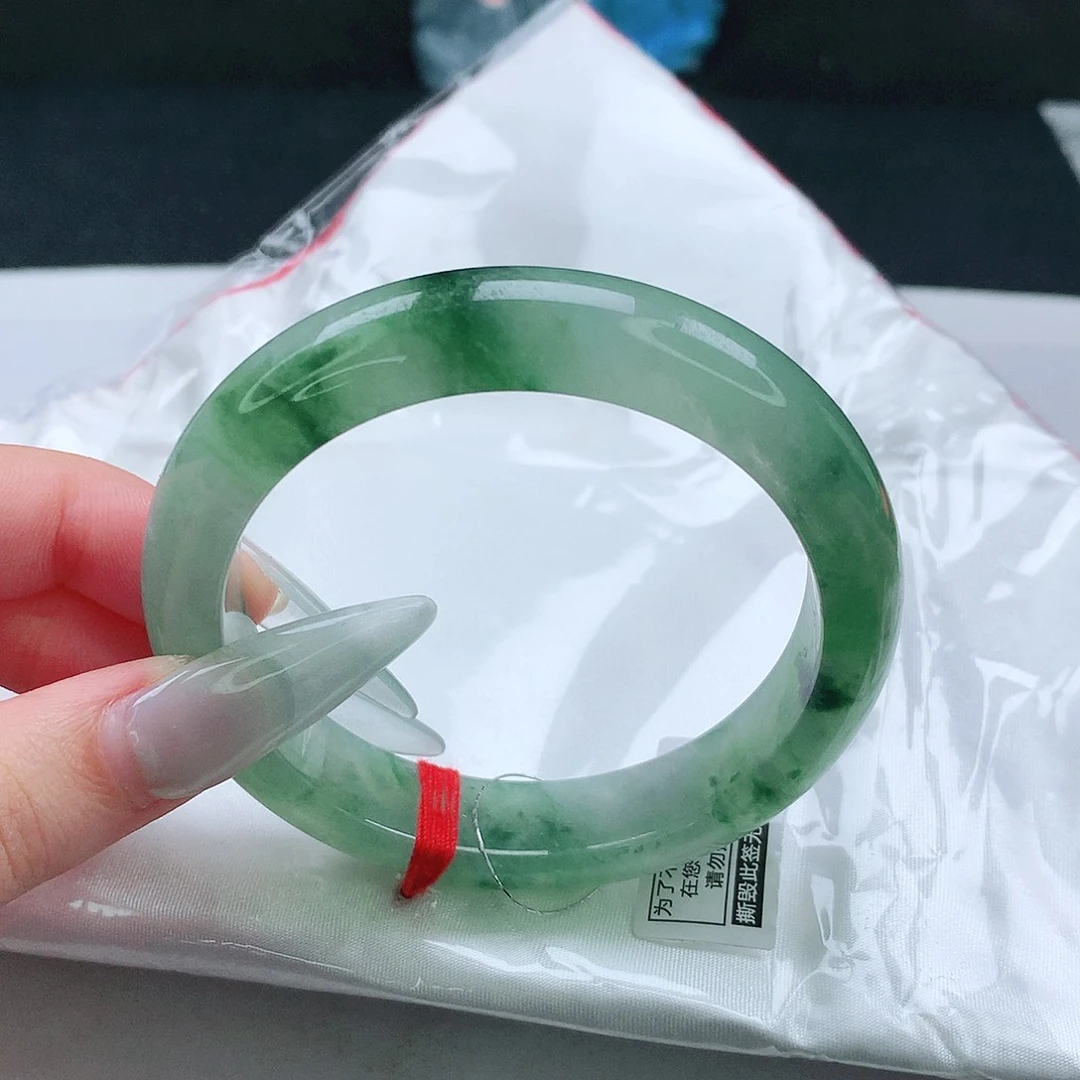 銛***。翡翠手镯未镶嵌55圈