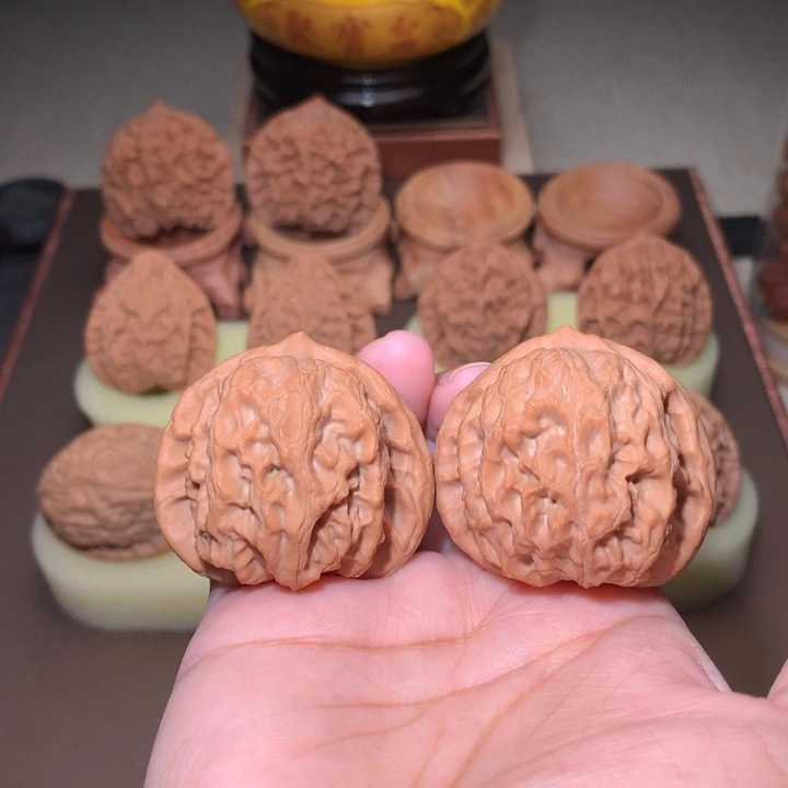 核桃文玩核桃把件梨木台