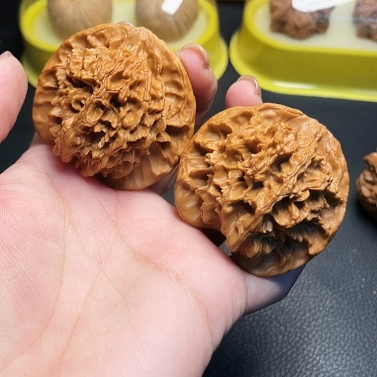 文玩核桃金刚文一对