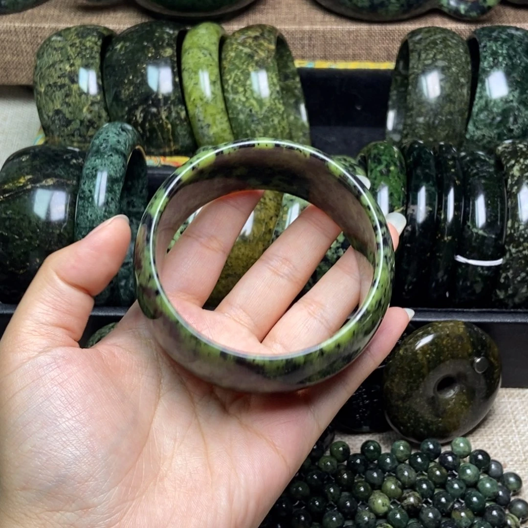 蛇纹石玉未镶嵌颈饰老*微瑕