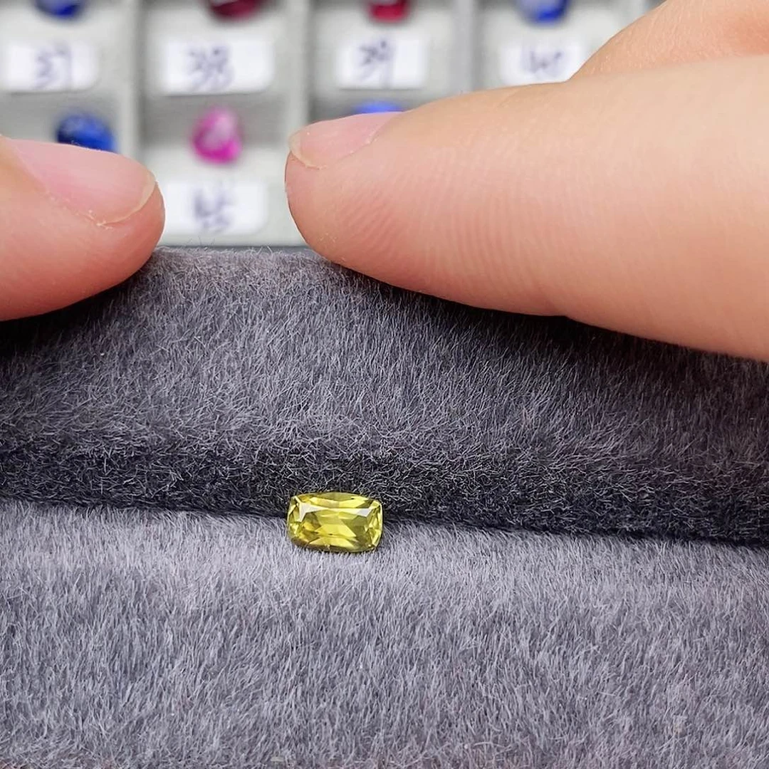 蓝宝石裸石未镶嵌黄棕色火彩好明亮0.62ct/506号