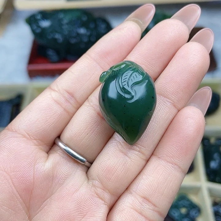 蛇纹石玉未镶嵌挂件泰山玉寿桃
