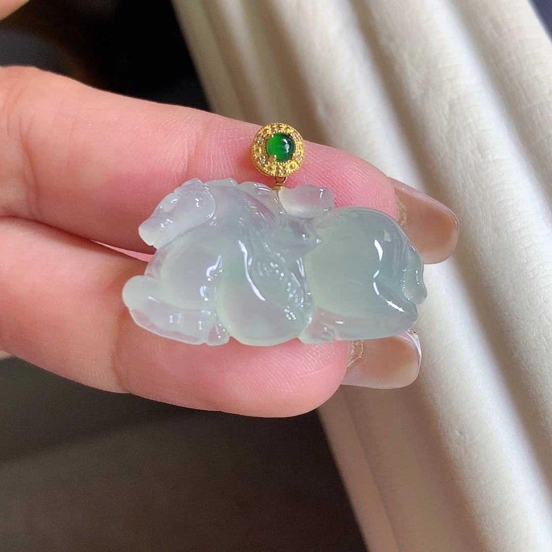 翡翠18K金镶嵌颈饰唐马