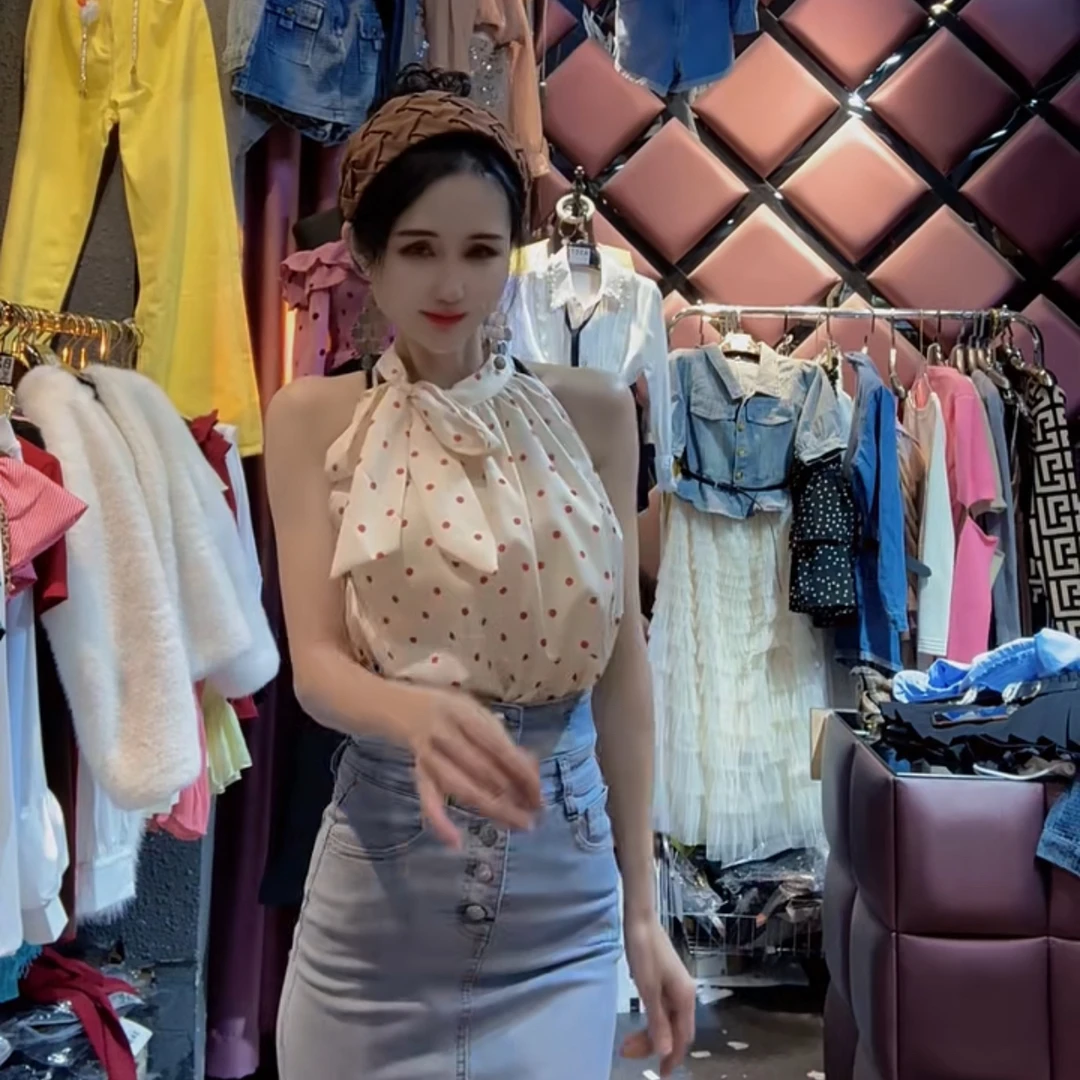 波点露肩挂脖上衣