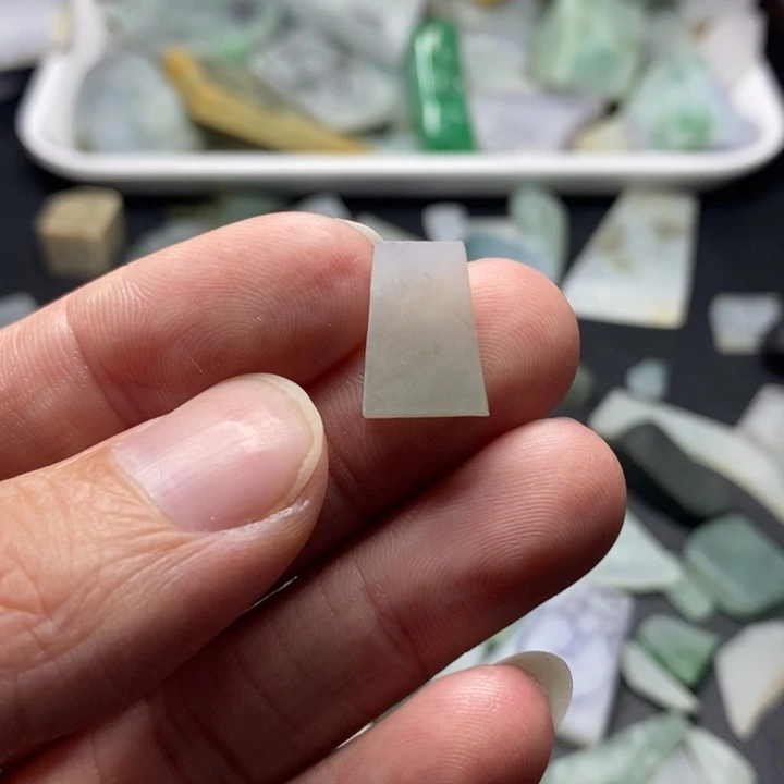 翡翠未镶嵌颈饰翡翠未镶嵌颈饰