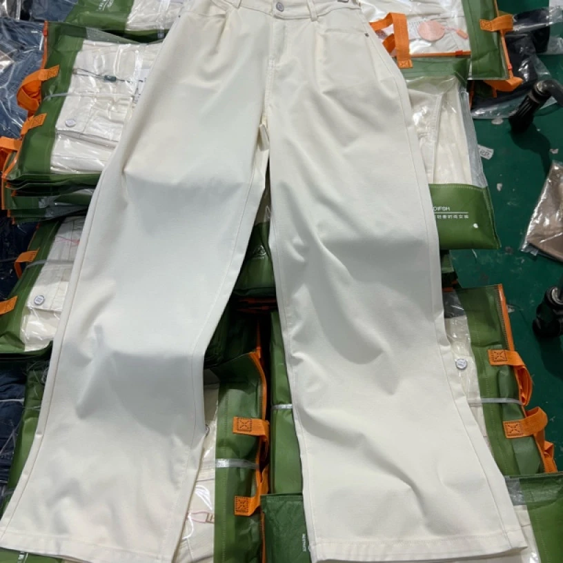 9256#Bi冲~象牙白牛仔裤 天*丝 直筒裤女