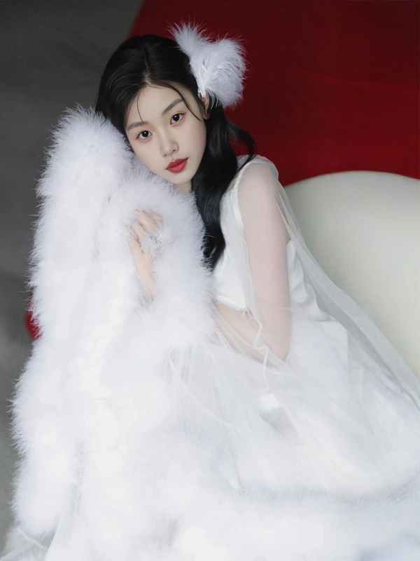 九尾狐晨袍新娘小众白色羽毛睡衣新中式婚礼吊带睡袍2025新款浴袍