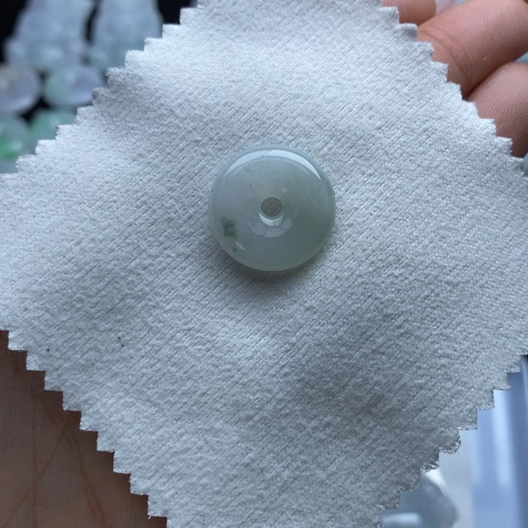 翡翠颈饰未镶嵌平安扣