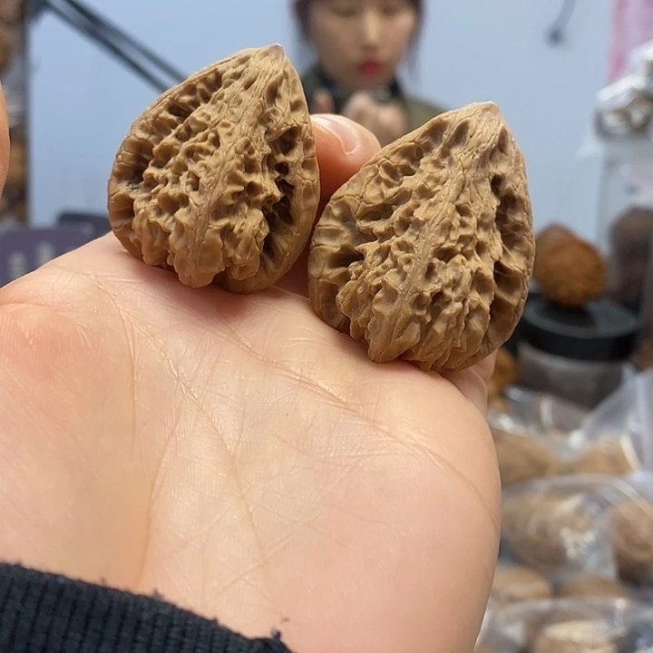 把件文玩核桃虎头王异形黄