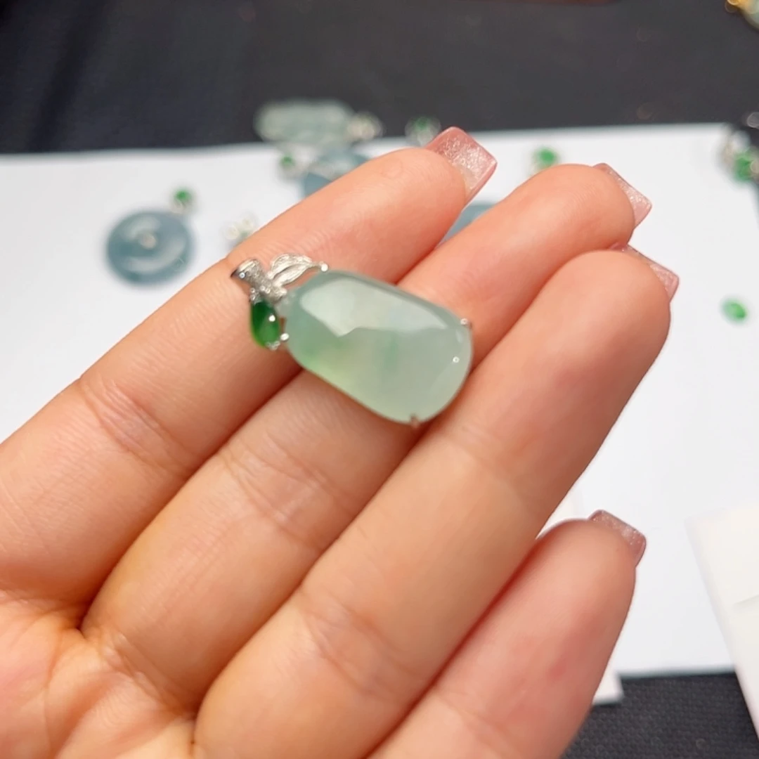 翡翠18K金镶嵌颈饰?****瓜