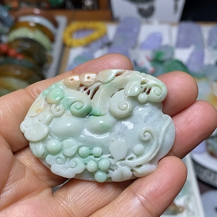 翡翠未镶嵌吊坠(赠链)