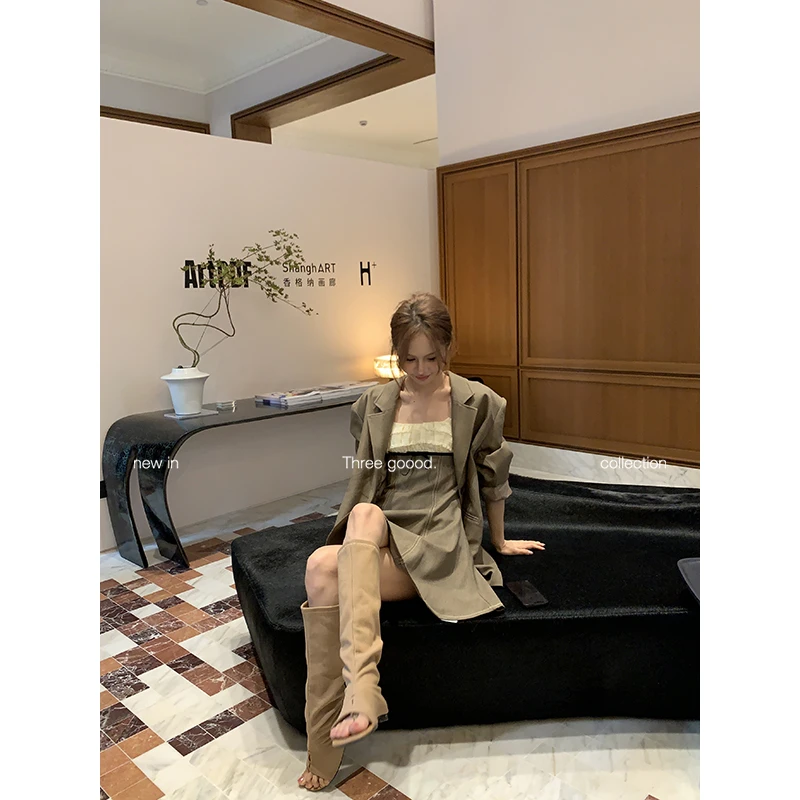 THREE GOOOD/三吉 方领设计褶皱拼色吊带连衣裙A字版Y725Q11039