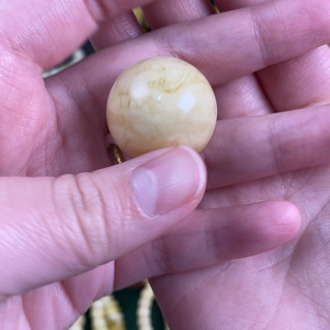 张***食蜜蜡未镶嵌珠宝奇石