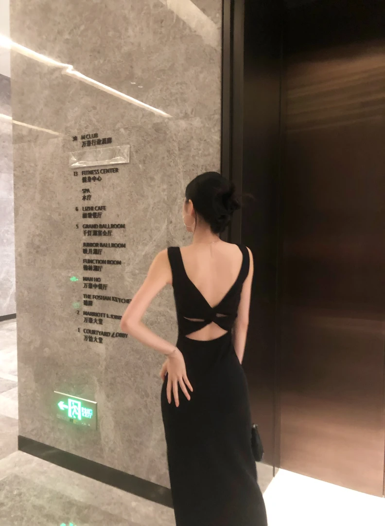 性感修身显身材方领吊带连衣裙女夏季气质收腰显瘦露背开叉长裙