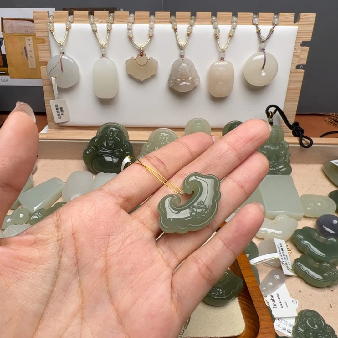 小***圆和田玉未镶嵌颈饰