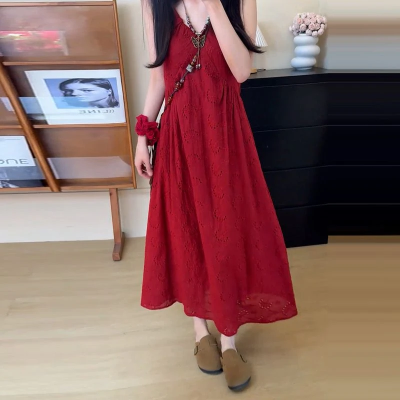 法式复古红色刺绣镂空吊带连衣裙子女2025新款夏季高级感绝美长裙